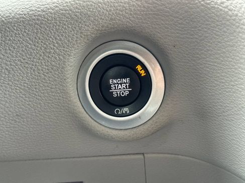 Used 2023 Chrysler Pacifica Touring-L FWD image 24