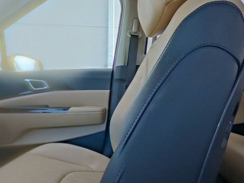 Used 2024 Kia Carnival EX FWD image 27