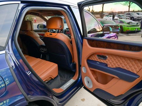 Used 2023 Bentley Bentayga image 48