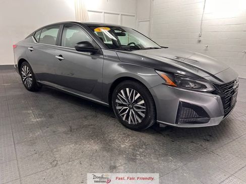 Used 2025 Nissan Altima 2.5 SV FWD image 3