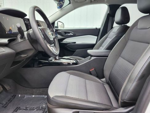 Used 2025 Chevrolet Trax LT w/ Sunroof Package image 16