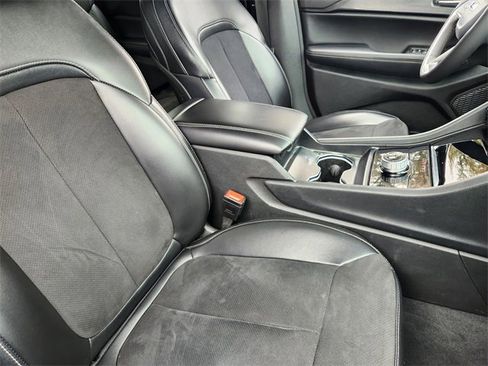 Used 2024 Jeep Grand Cherokee L Laredo image 13