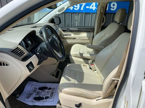 Used 2010 Volkswagen Routan SE FWD image 5