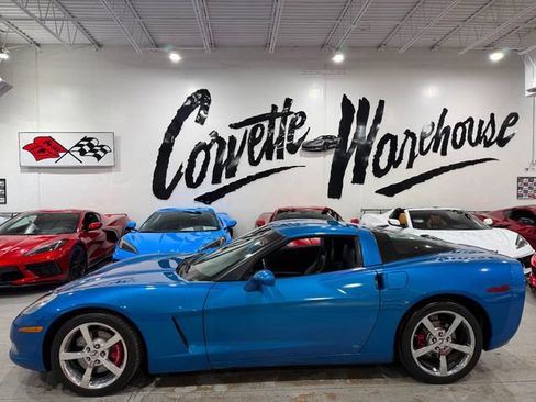 Used 2010 Chevrolet Corvette Coupe w/ 3LT RWD image 2