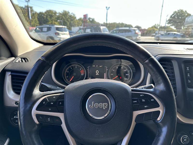 Used 2018 Jeep Cherokee Latitude w/ Comfort & Convenience Group FWD image 15