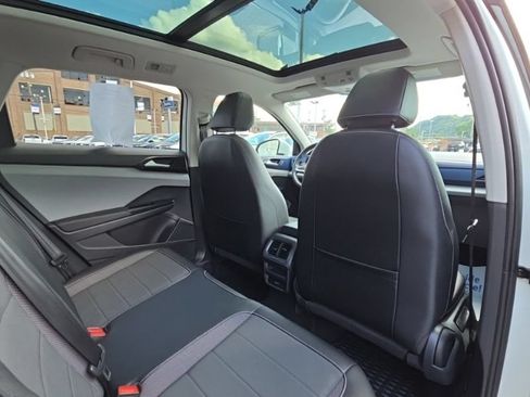 Used 2022 Volkswagen Taos SE AWD/4WD image 16