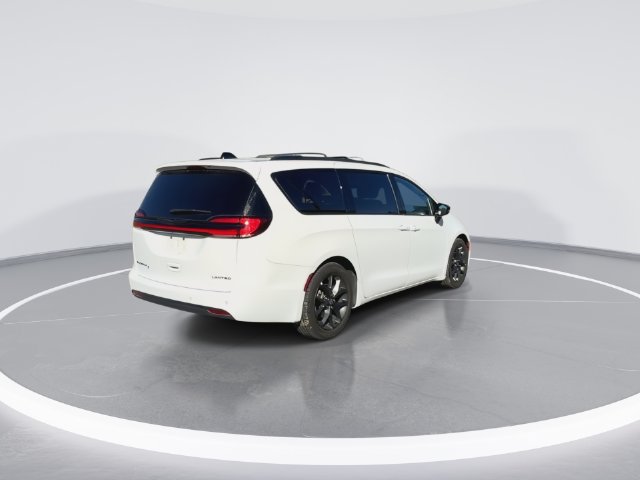 Used 2025 Chrysler Pacifica Limited FWD image 2