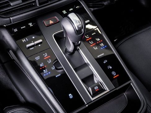 Certified 2025 Porsche Macan image 24