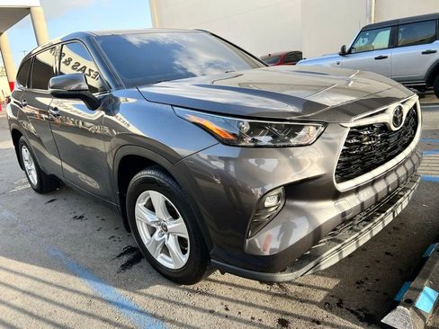 Used 2022 Toyota Highlander LE FWD image 11