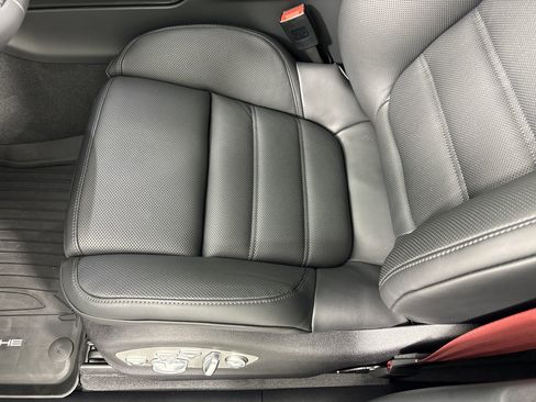 Used 2025 Porsche Macan image 14