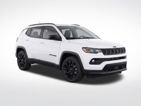 Used 2026 Jeep Compass Latitude w/ Sun and Sound Group AWD/4WD image 2