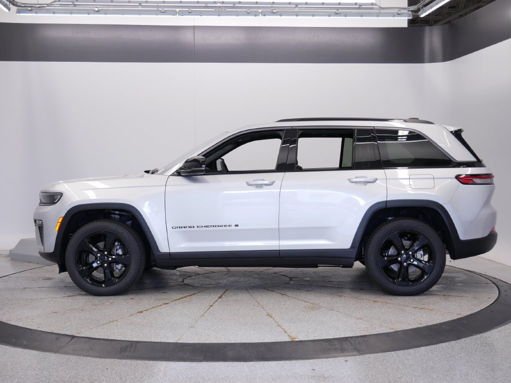 New 2026 Jeep Grand Cherokee Limited w/ Limited Altitude Package AWD/4WD image 2