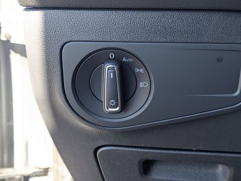 Used 2024 Volkswagen Tiguan SE image 26