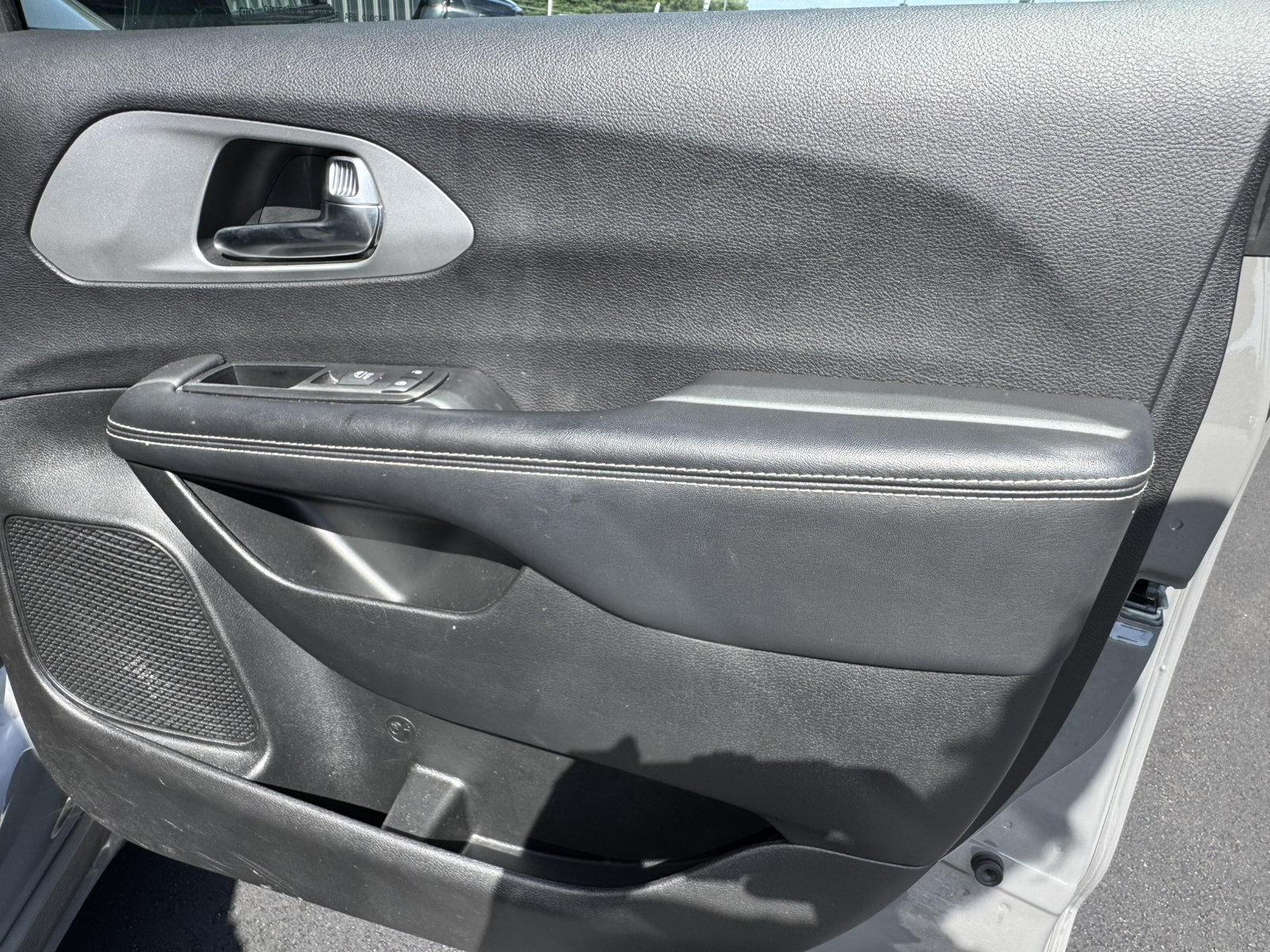 Used 2025 Chrysler Pacifica Limited FWD image 17