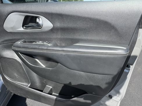 Used 2025 Chrysler Pacifica Limited FWD image 17