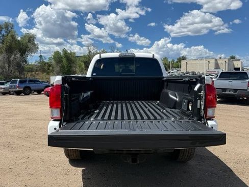 Used 2017 Toyota Tacoma TRD Off-Road w/ Premium & Technology Package AWD/4WD image 16