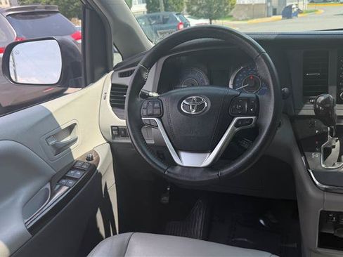 Used 2018 Toyota Sienna XLE w/ XLE Navigation Package FWD image 29