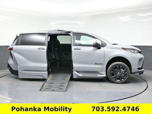 Used 2026 Toyota Sienna XSE FWD image 21