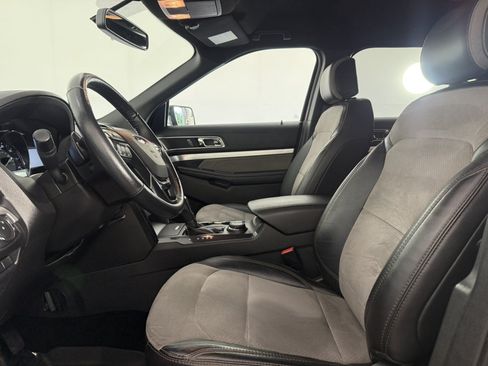 Used 2017 Ford Explorer XLT w/ Equipment Group 202A AWD/4WD image 17