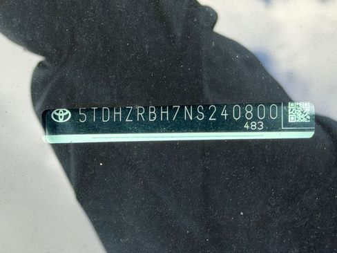 Used 2022 Toyota Highlander XLE image 11