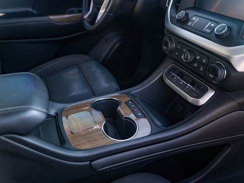 Used 2021 GMC Acadia SLE image 12