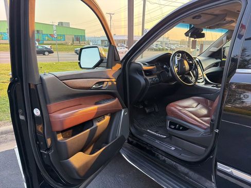 Used 2017 Cadillac Escalade Luxury image 9