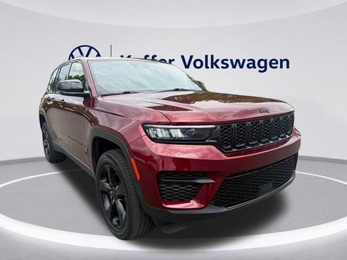 Used 2023 Jeep Grand Cherokee Altitude AWD/4WD image 7