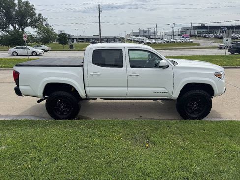 Used 2022 Toyota Tacoma SR5 AWD/4WD image 6