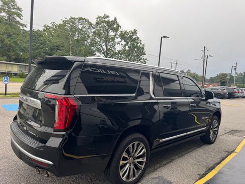 Used 2021 GMC Yukon XL Denali w/ Denali Premium Package AWD/4WD image 10