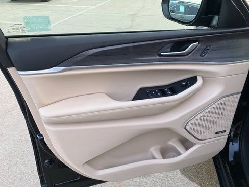 Certified 2022 Jeep Grand Cherokee Limited w/ Luxury Tech Group II image 9