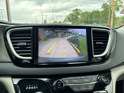 Used 2023 Chrysler Pacifica Touring-L FWD image 26