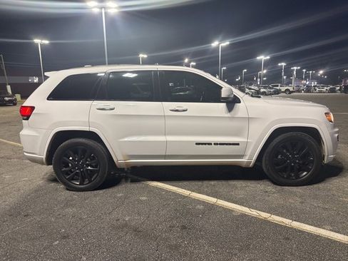 Used 2020 Jeep Grand Cherokee Altitude image 2