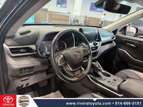 Certified 2024 Toyota Highlander XLE AWD/4WD image 12
