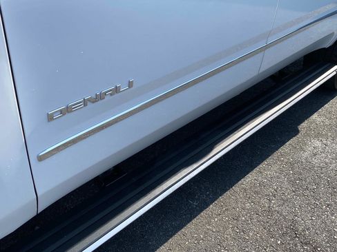 Used 2020 GMC Yukon XL Denali w/ Denali Premium Package image 11