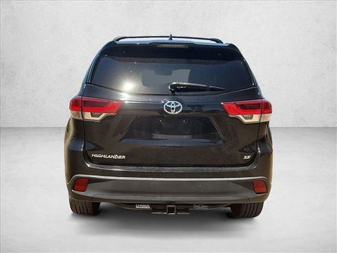 Used 2017 Toyota Highlander SE FWD image 8