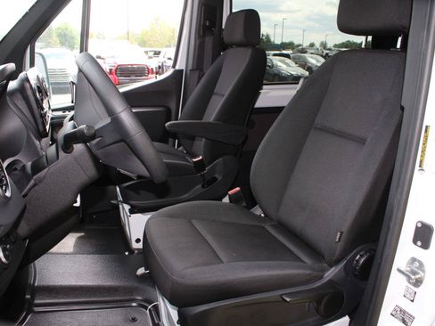 Used 2025 Mercedes-Benz Sprinter 2500 image 22
