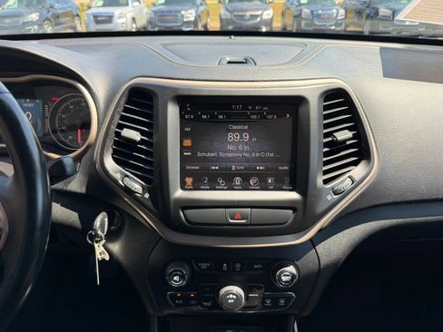 Used 2016 Jeep Cherokee Latitude FWD image 22