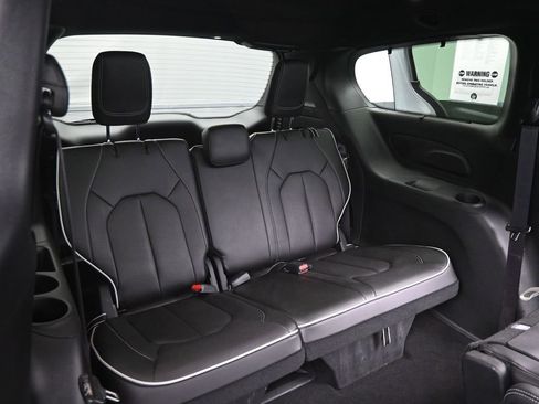 Used 2023 Chrysler Pacifica Limited w/ S Appearance Package image 16