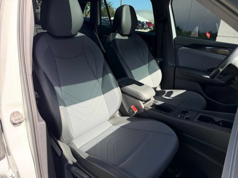 Used 2025 Volkswagen Tiguan SE R-Line AWD/4WD image 28