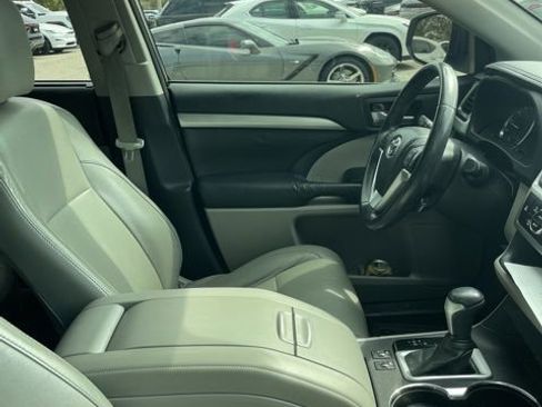 Used 2014 Toyota Highlander XLE image 8