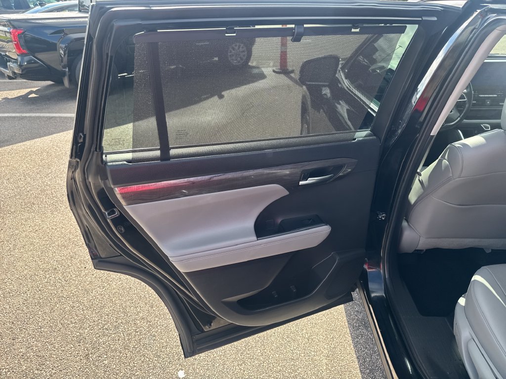 Used 2024 Toyota Highlander Limited AWD/4WD image 42