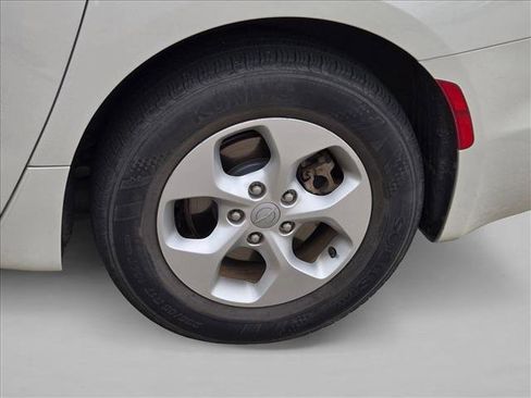 Used 2017 Chrysler Pacifica Touring Plus w/ Tire & Wheel Group FWD image 10