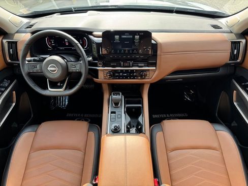 Used 2024 Nissan Pathfinder Platinum image 17