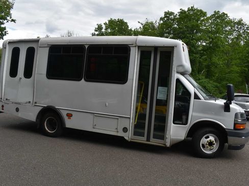 Used 2017 Chevrolet Express 4500 w/ Shuttle Bus Package RWD image 3