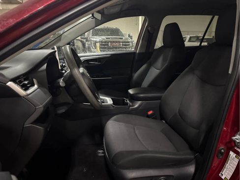 Used 2025 Toyota RAV4 XLE image 9