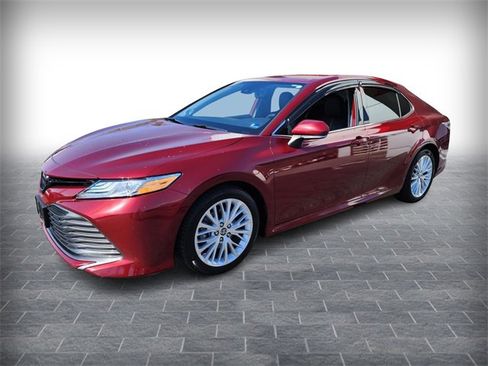 Used 2020 Toyota Camry XLE image 3