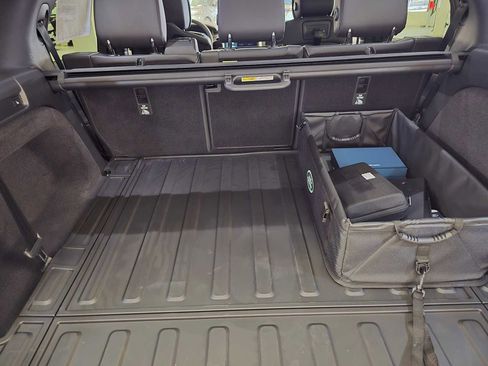 New 2025 Land Rover Discovery Dynamic SE image 14