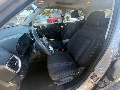 Used 2025 Hyundai Venue SEL FWD image 36