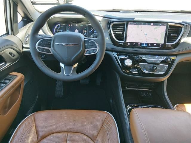 Used 2024 Chrysler Pacifica Pinnacle FWD image 8
