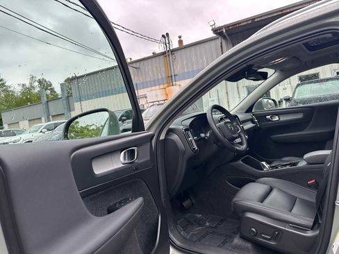 Certified 2025 Volvo XC40 B5 Plus AWD/4WD image 21